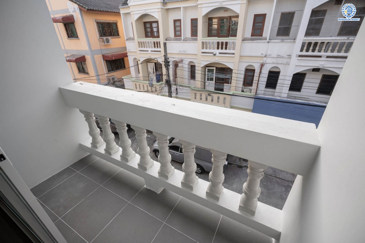 บ้านมือสองตกแต่งใหม่ โครงการ ซอยวัดกำแพง14/2 พิบูลย์สงคราม ทาวน์โฮม 3 ชั้นพร้อมอยู่ เนื้อที่ 19.9 ตร.ว. ฟังก์ชัน 4 ห้องนอน 3 ห้องน้ำ จอดรถได้ 1 คัน บนสุดยอดทำเล! เชื่อมถนนพิบูลย์สงคราม, วงศ์สว่าง, นครอินทร์ และติวานนท์ ใกล้จุดขึ้นทางด่วนศรีรัช-วงแหวนรอบนอก และรถไฟฟ้า "สถานีแยกติวานนท์"